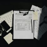 Dla wielu przedsiębiorców kontrola z urzędu skarbowego to jedno z bardziej stresujących doświadczeń w prowadzeniu firmy. W praktyce jednak sama kontrola nie musi oznaczać poważnych problemów. Bardzo często jest to standardowa procedura weryfikacyjna, do której da się dobrze przygotować. Warto przy tym pamiętać, że przedsiębiorców kontrolują dziś organy Krajowej Administracji Skarbowej. W zależności od sprawy może to być kontrola podatkowa prowadzona przez urząd skarbowy albo kontrola celno-skarbowa prowadzona przez urząd celno-skarbowy. To ważne rozróżnienie, bo obie procedury rządzą się nieco innymi zasadami. W tym artykule pokazujemy, jak przygotować firmę do kontroli, jakie dokumenty warto mieć uporządkowane oraz jakie prawa i obowiązki ma przedsiębiorca w trakcie czynności kontrolnych. Czy każda firma będzie kontrolowana przez urząd skarbowy? Nie. Organy skarbowe nie kontrolują każdej firmy, a w praktyce bardzo wiele spraw kończy się wcześniej — na etapie czynności sprawdzających, wezwania do złożenia wyjaśnień albo prośby o przekazanie konkretnych dokumentów. KAS od kilku lat wyraźnie podkreśla, że coraz większy nacisk kładzie na analitykę danych i czynności sprawdzające, a kontrole są kierowane głównie tam, gdzie ryzyko nieprawidłowości jest wyższe. Nie da się stworzyć jednej oficjalnej listy przypadków, które „na pewno” wywołają kontrolę, ale w praktyce większe zainteresowanie organów mogą wzbudzać m.in.: istotne rozbieżności w rozliczeniach, nietypowe wahania przychodów, kosztów lub rentowności, wysokie zwroty albo odliczenia VAT, rozbieżności między deklaracjami, ewidencjami i dokumentami źródłowymi, niezgodności wykryte w analizie plików JPK lub innych danych raportowanych do administracji skarbowej. Dlatego warto regularnie przeglądać własne rozliczenia, zamiast czekać na pierwsze pytania z urzędu. Co urząd sprawdza w pierwszej kolejności? Na początku organ zwykle chce ustalić, czy dane wykazane w deklaracjach i ewidencjach są spójne z dokumentacją firmy. W praktyce oznacza to porównanie plików JPK, rejestrów VAT, ksiąg, faktur, wyciągów i innych dowodów księgowych. Jeżeli firma prowadzi księgi lub ewidencje elektronicznie, organ może zażądać przekazania określonych struktur JPK na żądanie. Dotyczy to m.in. JPK_KR, JPK_WB, JPK_MAG, JPK_FA, JPK_PKPIR czy JPK_EWP. Przekazanie tych plików może nastąpić w trakcie czynności sprawdzających, kontroli podatkowej, kontroli celno-skarbowej albo postępowania podatkowego. W praktyce kontrolujący najczęściej zaczynają od odpowiedzi na kilka podstawowych pytań: czy przychody i koszty są prawidłowo udokumentowane, czy ewidencja VAT zgadza się z fakturami, czy zatrudnienie i rozliczenia pracownicze są spójne z dokumentami ZUS i PIT, czy środki trwałe są poprawnie ujęte i amortyzowane, czy przepływy finansowe mają uzasadnienie gospodarcze. Jakie dokumenty warto mieć przygotowane? Zakres dokumentów zależy od rodzaju działalności i przedmiotu kontroli, ale są obszary, które wracają najczęściej. Księgowość i rozliczenia VAT W pierwszej kolejności warto uporządkować: księgi rachunkowe lub podatkowe, ewidencję sprzedaży i zakupów VAT, pliki JPK składane cyklicznie oraz pliki JPK możliwe do przekazania na żądanie, faktury sprzedażowe i zakupowe, korekty, noty i inne dokumenty wpływające na rozliczenia. Dziś przedsiębiorca zamiast odrębnej deklaracji VAT-7 lub VAT-7K i odrębnego JPK_VAT przesyła jeden plik JPK_VAT z deklaracją. Z kolei takie struktury jak JPK_KR czy JPK_MAG są co do zasady przekazywane na żądanie organu. Dokumenty pracownicze Jeżeli firma zatrudnia pracowników lub współpracowników, warto mieć łatwo dostępne: umowy o pracę, zlecenia i B2B, ewidencję czasu pracy, jeśli jest wymagana, dokumenty zgłoszeniowe i rozliczeniowe do ZUS, dokumenty związane z zaliczkami na PIT, listy płac i inne dokumenty potwierdzające rozliczenia. Środki trwałe i amortyzacja W przypadku firm posiadających środki trwałe lub wartości niematerialne i prawne istotne są: ewidencja środków trwałych, dokumenty nabycia lub wytworzenia, przyjęcie do używania, zastosowane stawki amortyzacyjne, dokumentacja likwidacji, sprzedaży lub ulepszeń. Magazyn i obrót towarem Jeżeli działalność obejmuje magazyn, handel lub produkcję, dobrze przygotować: ewidencję magazynową, dokumenty przyjęć i wydań, inwentaryzacje, dokumenty potwierdzające ubytki, straty i reklamacje. Co warto sprawdzić jeszcze przed kontrolą? Najlepiej potraktować przygotowanie do kontroli jak wewnętrzny przegląd porządku w firmie. Na tym etapie warto: sprawdzić poprawność ostatnich rozliczeń, porównać ewidencje z dokumentami źródłowymi, zweryfikować, czy firma jest w stanie wygenerować wymagane pliki JPK, uporządkować dokumenty według okresów i kategorii, wyznaczyć osobę odpowiedzialną za kontakt z organem, ustalić, kto w firmie ma prawo udzielać wyjaśnień i przekazywać dokumenty. Dobrą praktyką jest też wcześniejsze przejrzenie JPK_VAT z deklaracją i innych rozliczeń za ostatnie okresy. Jeżeli firma sama znajdzie błąd, łatwiej przygotować wyjaśnienie albo korektę, zanim problem zostanie wskazany przez organ. Jak wygląda rozpoczęcie kontroli? W przypadku kontroli podatkowej przedsiębiorca co do zasady powinien zostać wcześniej powiadomiony o zamiarze jej wszczęcia. Kontrola może rozpocząć się nie wcześniej niż po 7 dniach i nie później niż przed upływem 30 dni od doręczenia zawiadomienia, chyba że przepisy przewidują wyjątek albo przedsiębiorca zgodzi się na wcześniejsze rozpoczęcie. Sama kontrola podatkowa rozpoczyna się z reguły przez doręczenie upoważnienia i okazanie legitymacji służbowej. W praktyce po rozpoczęciu kontroli warto: wskazać miejsce pracy dla kontrolującego, zapewnić dostęp do dokumentów objętych zakresem kontroli, ustalić jeden kanał komunikacji, zadbać, by odpowiedzi były rzeczowe i spójne. Podatnik ma obowiązek współpracować z organem i — w miarę możliwości — zapewnić kontrolującemu warunki do pracy, w tym samodzielne pomieszczenie i miejsce do przechowywania dokumentów. Jakie prawa ma przedsiębiorca w trakcie kontroli? Kontrola nie oznacza, że przedsiębiorca traci wpływ na przebieg sprawy. Ma konkretne prawa, z których warto korzystać. Przede wszystkim przedsiębiorca może działać przez pełnomocnika lub korzystać ze wsparcia księgowego, doradcy podatkowego albo prawnika. Ma również prawo znać zakres kontroli, zapoznać się z aktami sprawy, składać wyjaśnienia i przedstawiać dowody. Po zakończeniu kontroli i doręczeniu protokołu może wnieść zastrzeżenia lub wyjaśnienia w terminie 14 dni. Czego lepiej nie robić w trakcie kontroli? Najwięcej problemów w praktyce nie wynika z samego błędu podatkowego, ale z chaosu organizacyjnego. Dlatego nie warto: przekazywać dokumentów bez ewidencji, co zostało udostępnione, udzielać pochopnych odpowiedzi bez sprawdzenia danych, dopuszczać, by różni pracownicy składali sprzeczne wyjaśnienia, ignorować terminów wyznaczonych przez organ, zakładać, że „jakoś to będzie”, jeśli dokumentacja jest niekompletna. Jeżeli odpowiedź wymaga sprawdzenia danych, lepiej powiedzieć, że firma przygotuje ją na podstawie dokumentów, niż odpowiadać z pamięci. Podsumowanie Kontrola skarbowa w firmie nie musi oznaczać kryzysu. Najczęściej jest po prostu testem tego, czy dokumentacja, rozliczenia i procesy w firmie są uporządkowane. Im lepiej przygotowane są księgi, ewidencje, pliki JPK i dokumenty źródłowe, tym spokojniej przebiega cała procedura. kontrola urzędu skarbowego